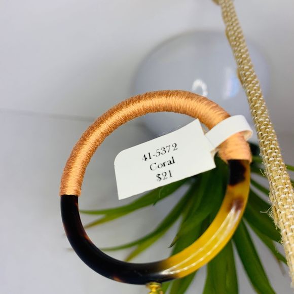 LISA AUGUST Vegan Tortoise Coral Hoop Earrings - Picture 3 of 4